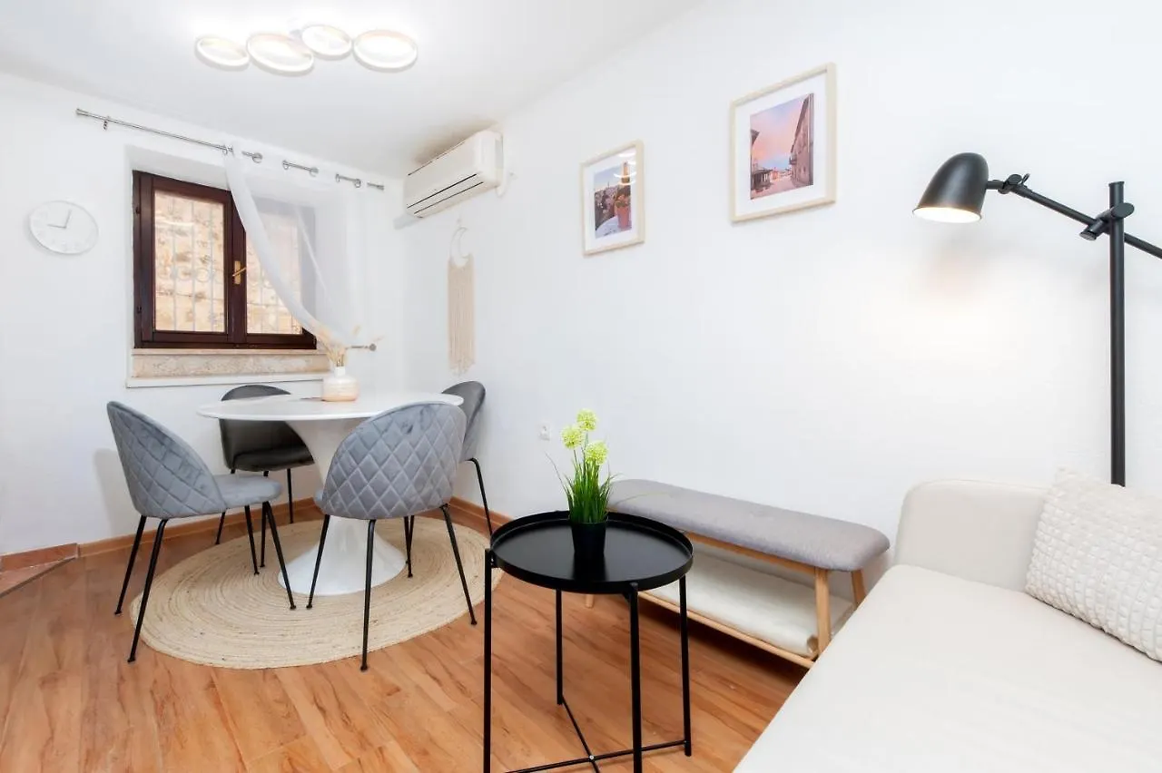 House Elisabeth - A Charming Old Town Property Ρόβινι